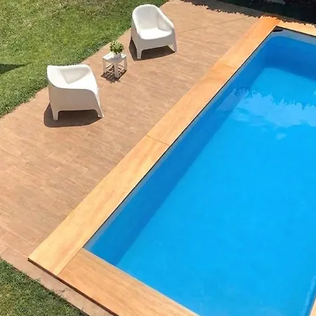 With Pool And Garden Casa de Férias *